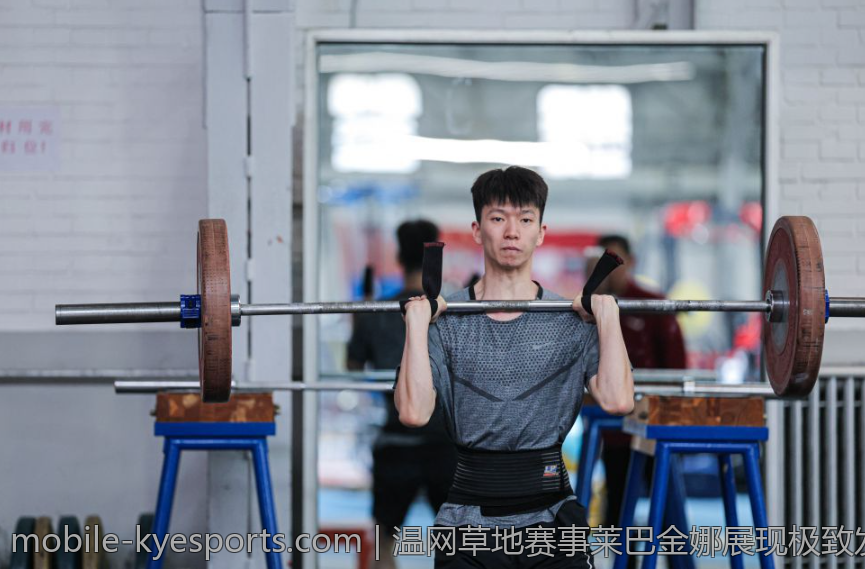 温网草地赛事莱巴金娜展现极致发球力量
